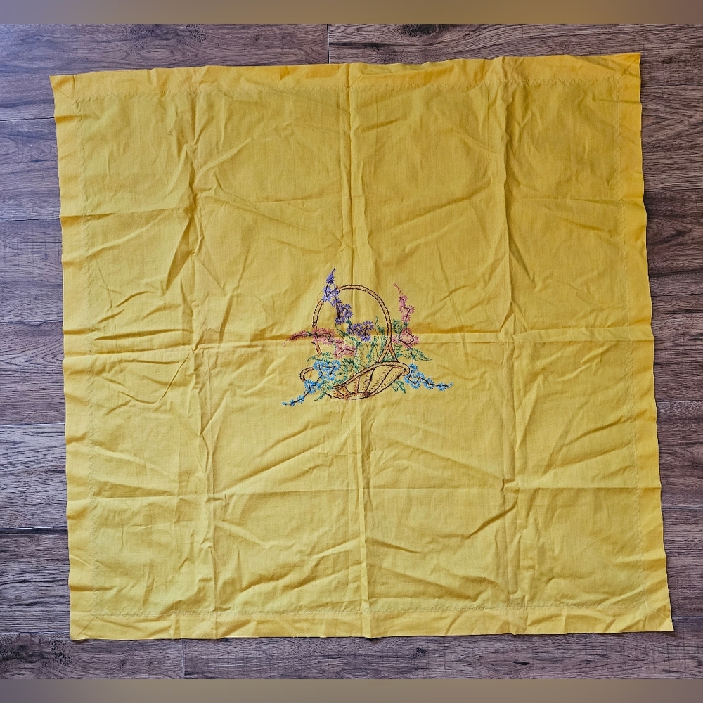 Embroidered tablecloth - Picture 7 of 7